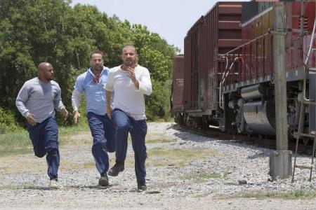les 3 prisoniere cour si vite pour que les policier  ne les attrappe